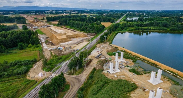 Odcinek drogi ekspresowej S1 między węzłami Oświęcim i Dankowice będzie miał długość 15,6 km. Biegnie w bardzo zróżnicowanym krajobrazie: jest woda, lasy, a w oddali widać nawet góry



Zobacz kolejne zdjęcia. Przesuwaj zdjęcia w prawo - naciśnij strzałkę lub przycisk NASTĘPNE