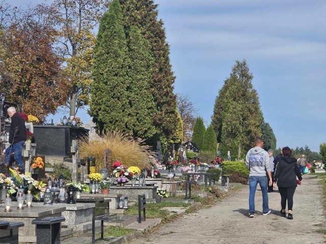 Sporo osób wybrało się w poniedziałek na cmentarz w Staszowie