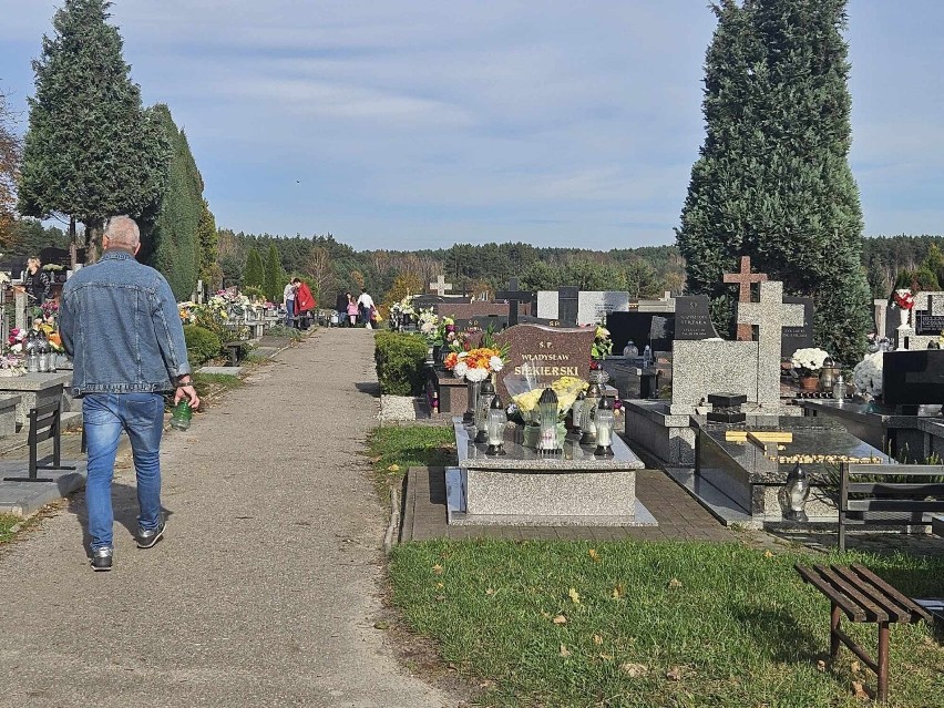 Przygotowania do Wszystkich Świętych w Staszowie. Wiele osób sprząta groby na Cmentarzu Komunalnym