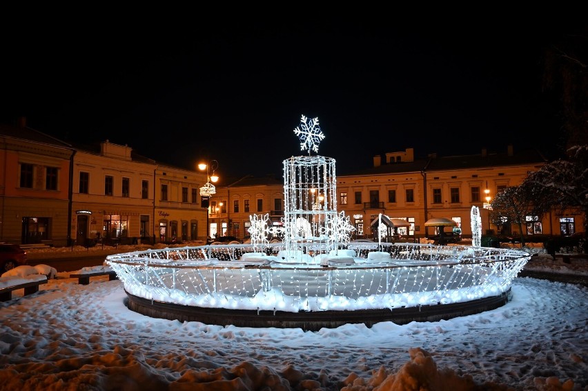 Nowy Sącz. Rozbłysły świąteczne iluminacje. Pięknie wygląda Rynek i ul. Jagiellońska. Zdjęcia 