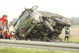 Wypadek wojskowej ciężarówki w Węglewie. Została zepchnięta do rowu przez inny samochód
