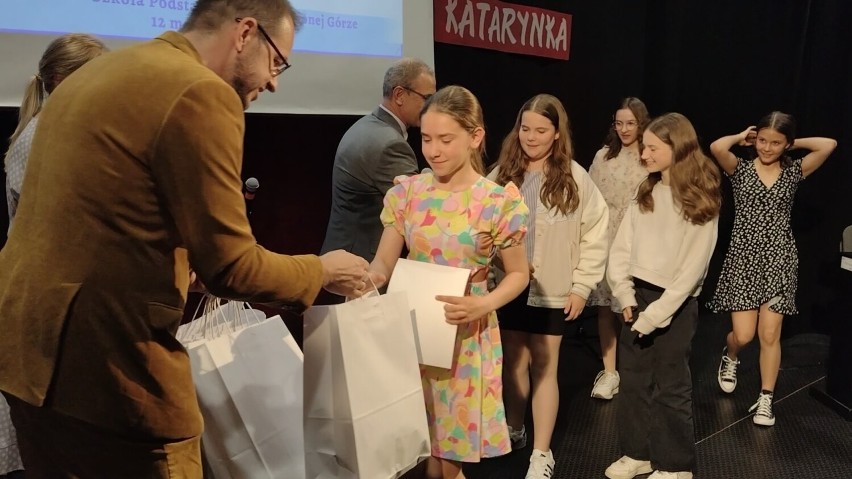 Uczniowie zielonogórskich podstawówek mierzyli się z piosenkami Majki Jeżowskiej. Zobacz kto zwyciężył w konkursie " Katarynka"!