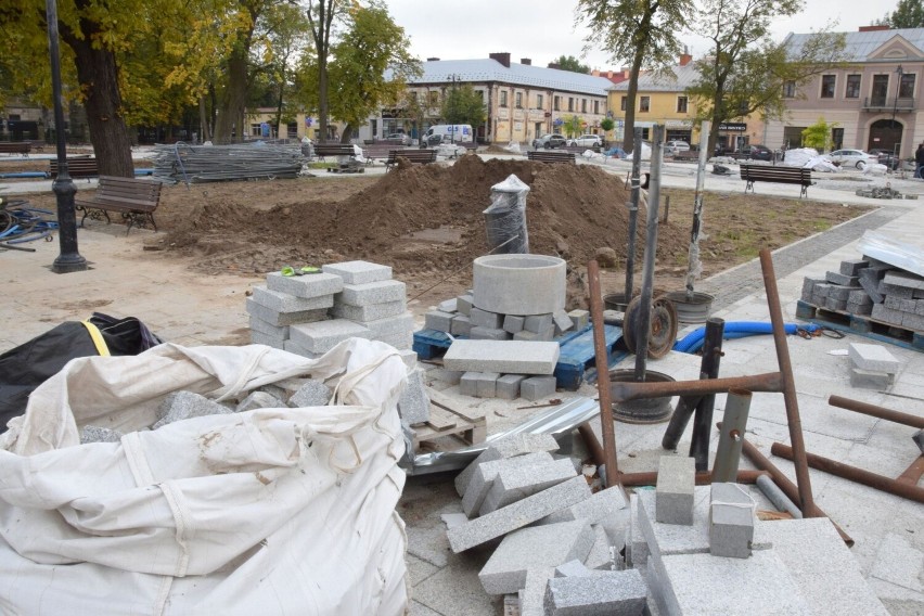 Remont Rynku w Końskich wkracza w końcową fazę, ale wciąż nie wiadomo co z pomnikiem Kościuszki