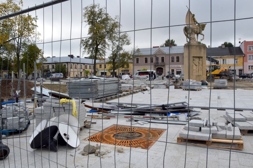 Remont Rynku w Końskich wkracza w końcową fazę, ale wciąż nie wiadomo co z pomnikiem Kościuszki