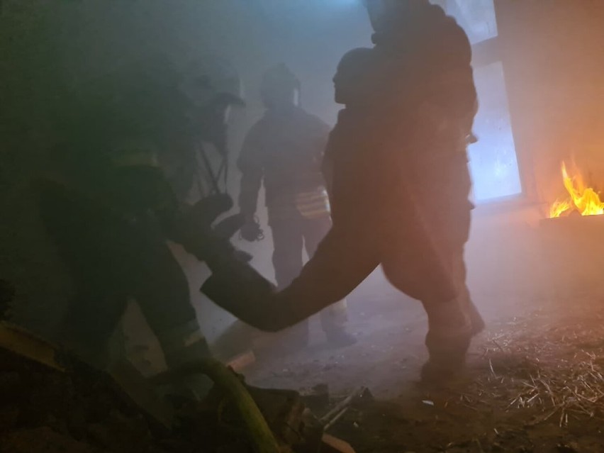 Strażacy ćwiczyli w Szembruku gaszenie pożarów wewnętrznych