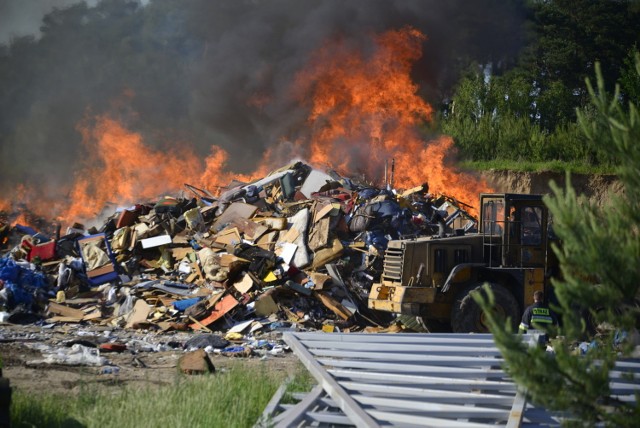 Ogromna sterta śmieci zapaliła się na składowisku odpadów w Lipnie. Na miejscu pracuje kilkanaście jednostek ochotniczej i zawodowej straży pożarnej.