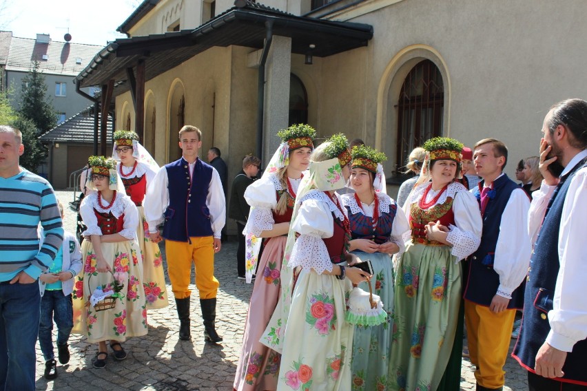 Święcenie pokarmów w strojach śląskich w Bytomiu-Rozbarku. To już tradycja. ZDJĘCIA