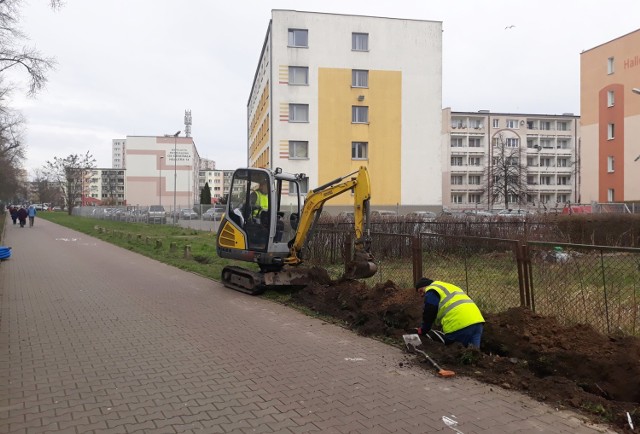 Oświetlona zostanie droga biegnąca obok bloków na osiedlu Hallera