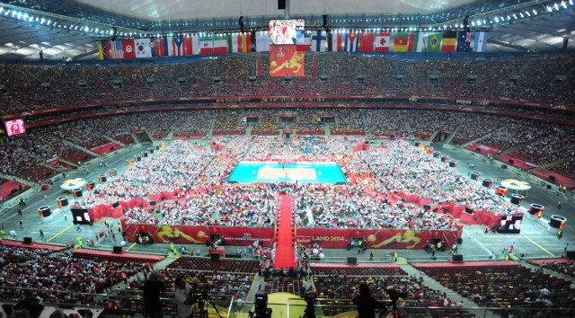 Siatkarski mundial w Polsce zrobił prawdziwą furorę. Biało-czerwoni swoją drogę po złoty medal zaczęli na Stadionie Narodowym w Warszawie, gdzie rozegrali mecz otwarcia z Serbią. Polacy rozbili rywala 3:0, a spotkanie obejrzało na żywo ponad 60 tysięcy kibiców.

>>>>CO WIESZ O POZNAŃSKIM MARATONIE? ROZWIĄŻ QUIZ!