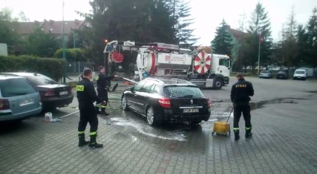 Strażacy myją samochód komendanta. Czy to był rozkaz, czy zwykła przysługa?