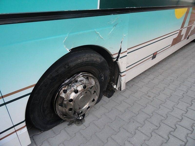 Siła uderzenia spowodowała pęknięcie opony autobusu....