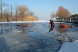 Mundurowi w gotowośći. Ostrzegają przed wchodzeniem na niebezpieczny lód