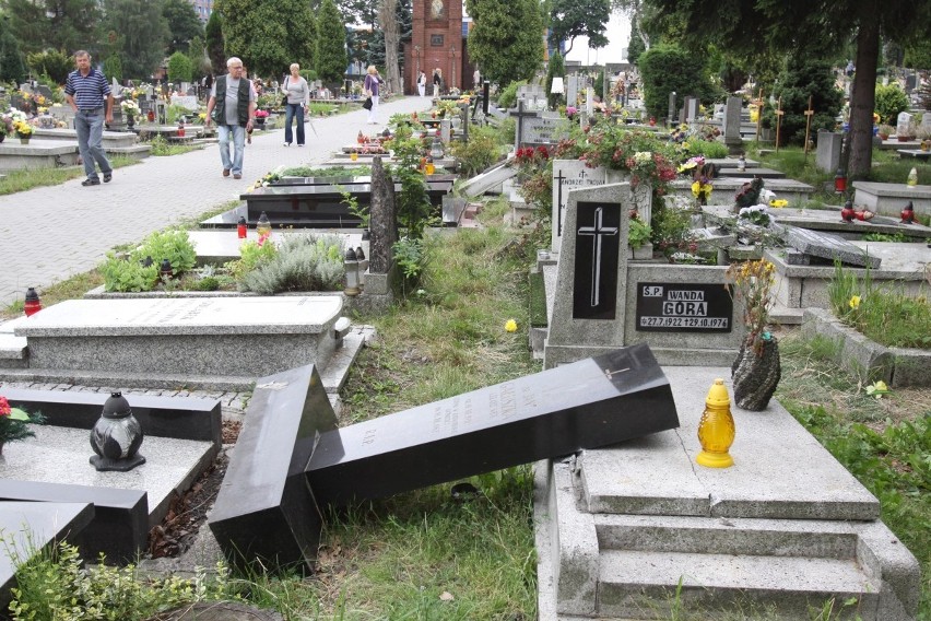Katowice: Libacja na cmentarzu przy ulicy Sienkiewicza i zniszczone nagrobki [ZDJĘCIA]