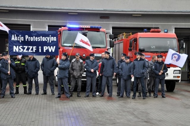 -&nbsp;17 stycznia zbiera się krajowy sztab protestacyjny i w zależności od sytuacji i stanowiska rządu określimy dalsze formy protestu - wyjaśnia Berent. 
Ze strajkującymi  solidaryzują się policjanci, którym rząd przyznał po 300 zł podwyżki.