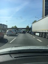 Karambol na A4 w Katowicach. Zderzyło się 5 pojazdów. Jeden pas w kierunku Wrocławia zablokowany