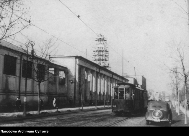 W 1948 roku fotograf Socjalistycznej Agencji Prasowej sfotografował charakterystyczne miejsca w centrum Poznania. Sprawdź, jak wyglądała stolica Wielkopolski trzy lata po zakończeniu II wojny światowej.

Odbudowa zniszczonych Międzynarodowych Targów Poznańskich.

Przejdź dalej i zobacz kolejne zdjęcia --->
