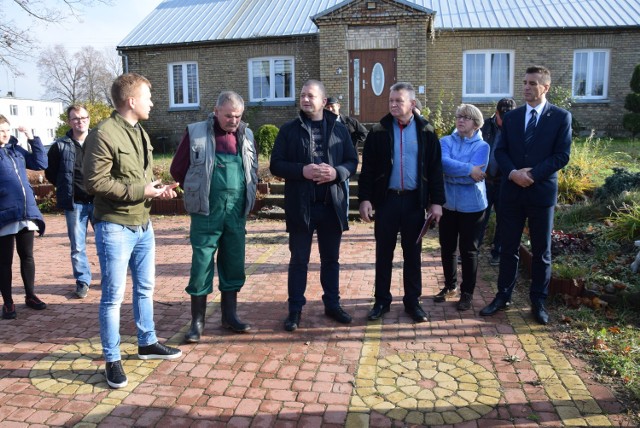 Dorota Chociej z mężem Andrzejem (drugi z lewej) spotkali się z przedstawicielami instytucji rolniczych. Wygląda na to, że ich interwencja zakończy się dla nich pomyślnie