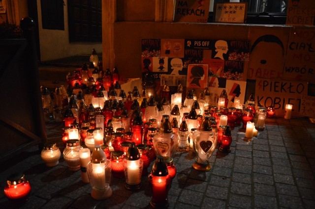 Aborcja, Piotrków: Protest kobiet na Rynku Trybunalskim, 25.10.2020. Znów zapłonęły znicze przed biurem PiS