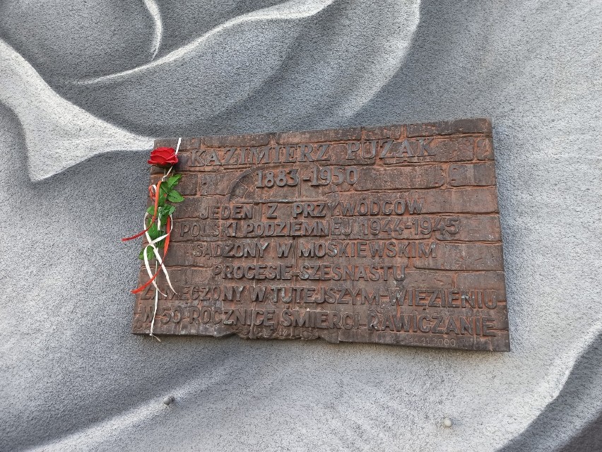 Rawicz. Narodowy Dzień Pamięci "Żołnierzy Wyklętych". Złożą kwiaty pod więziennym murem. Odsłonią pomnik w Sarnowie