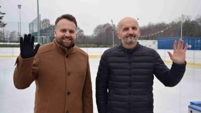 Prezydent Starachowic Marek Materek i Krzysztof Szczygieł, dyrektor Miejskiego Ośrodka Sportu i Rekreacji zapraszają na lodowisko. Więcej na kolejnych zdjęciach.