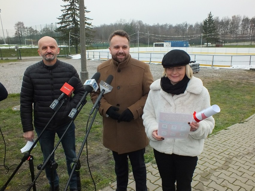 Podczas konferencji prasowej, od lewej: Krzysztof Szczygieł,...