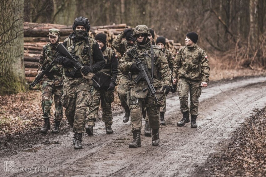 W 20-kilometrowym marszu wzięło udział około 70...