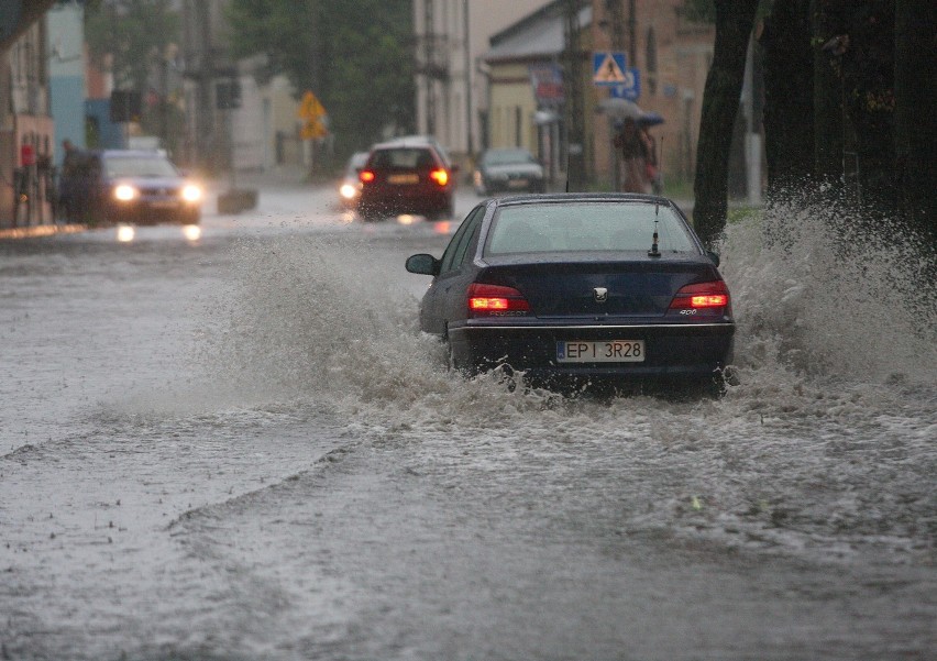 Piotrków, powiat: Wichura zerwała dachy, powaliła drzewa...