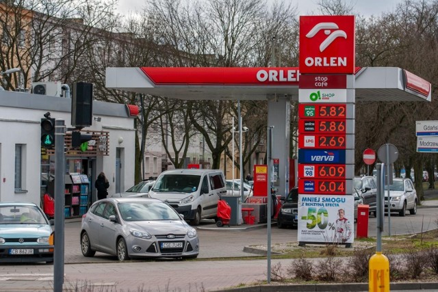 Sprawdziliśmy ceny benzyny na wszystkich stacjach benzynowych w Toruniu - w piątek 25 lutego między godziną 11 a 12. W porównaniu z początkiem lutego poszły w górę. Tylko na stacji BP przy Szosie Lubickiej zauważyliśmy kolejkę samochodów do tankowania. Na pozostałych obsługa odbywała się na bieżąco. Szczegóły na kolejnych stronach >>>>>