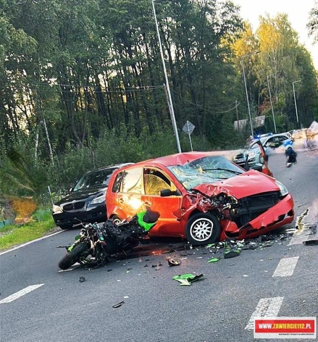 Do groźnego wypadku doszło w niedzielę wieczorem, 10 września 2023 roku w Masłońskim w powiecie myszkowskim. Osobówka zderzyła się z motocyklem. Kierowca jednośladu został zabrany przez helikopter Lotniczego Pogotowia Ratunkowego do szpitala