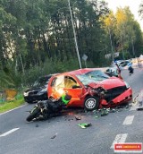 Groźny wypadek w Masłońskim. Samochód zderzył się z motocyklem, lądował LPR