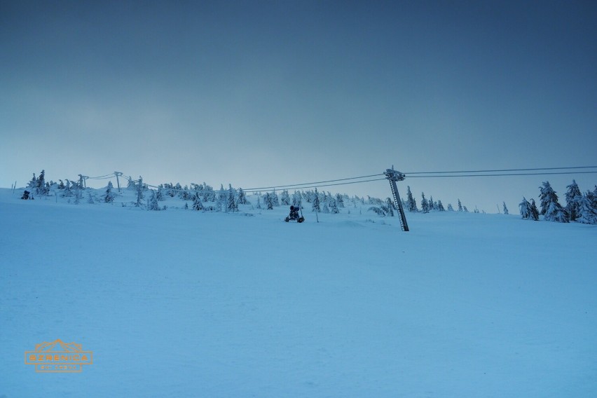 Armatki śniegowe w kompleksie Ski Arena Szrenica pracują, by...