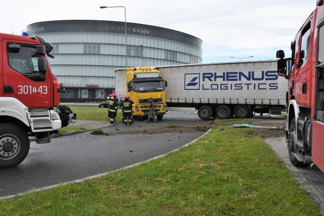 Ogromne zagrożenie spowodował w czwartek około południa kierowca tira na skrzyżowaniu ulic Radomskiej, Świętokrzyskiej i Alei Solidarności w Kielcach przy Galerii Echo.



 Nie udało mu się wyhamować - staranował znaki, uszkodzone zostały dwa samochody. Ciężarówkę jechała w kierunku centrum miasta ulicą Radomską. Na skrzyżowanie kierowca wjechał przy pomarańczowym świetle i gdy zorientował się, że nie zdąży z niego bezpiecznie zjechać rozpoczął gwałtowne hamowanie. Jego rezultatem było to, że ciężarówka zmieniła tor jazdy i odbijając w lewo zawadziła volkswagena beetle, który z kolei wjechał na tył audi A4. 
Tir staranował następnie drogowskaz i zatrzymał się na pasie dzielącym jezdnie przed Galerią Echo. Wszystko i tak zakończyło się szczęśliwie biorąc pod uwagę masę rozpędzonego samochodu i fakt, że gdy ciężarówka zjeżdżała ze skrzyżowania inne samochody zaczęły już ruszać na skrzyżowanie z ulicy Świętokrzyskiej. Tym razem nikomu nic się nie stało.



Zobaczcie na kolejnych slajdach wielkie zamieszanie po wypadku przy Galerii Echo w Kielcach>>>