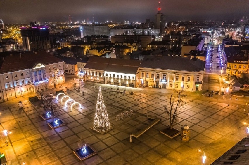 Piękne ozdoby i choinka w centrum Kielc tworzą świąteczną...