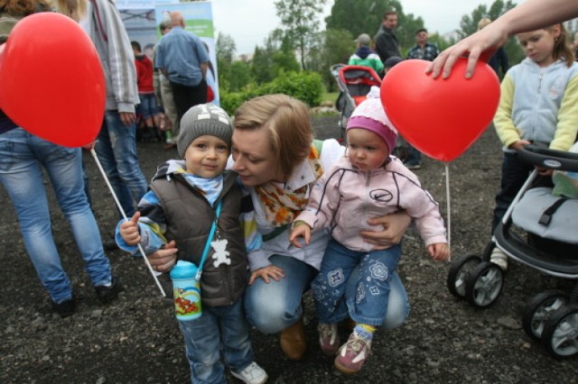 Dzień dziecka w Katowicach odbędzie się w tym roku na ul.Mielęckiego w samym centrum miasta. Tego dnia nie może zabraknąć żadnego małego mieszkańca naszego miasta. Będzie się działo!

Program: 

12:00 – 17:00
-&nbsp;konkursy z nagrodami,
-&nbsp;Kids on Board czyli sportowe zmagania – warsztaty  i mini zawody (longboardy, gyroboardy, trickboardy, deskorolki)
-&nbsp;dmuchańce, trampoliny
-&nbsp;kącik dziecięcy a w nim: profesjonalni animatorzy, bańki mydlane, malowanie twarzy, skręcanie balonów, taneczne i plastyczne warsztaty, gry i zabawy 
-&nbsp;kącik gier,
-&nbsp;warsztaty plastyczno – artystyczne (Pałac Młodzieży Katowice)

13:00 pokaz tańca (Nova Szkoła Tańca)

14:00 warsztaty i pokaz karate (ŚKK Goliat)

15:00 warsztaty pierwszej pomocy (Enertim)

15:30 wysyłamy BALONIK DO NIEBA z dziecięcymi marzeniami

16:00 pokaz tańca (Studio Tańca Iskra)