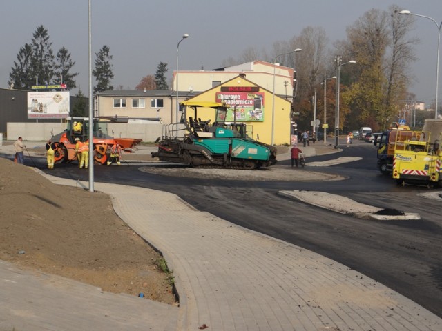 Remont "mostka" w Radomsku. Kładą asfalt na ul. Sierakowskiego