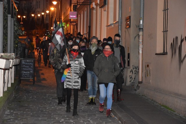 Około setki osób przeszło przez Opole w proteście przeciw zaostrzeniu prawa aborcyjnego. Strajk zabezpieczały patrole policji