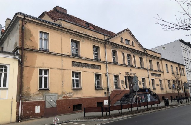 W budynku przy ulicy Bolesława Chrobrego przez wiele lat mieściła się biblioteka. Gmach opuszczono po wyprowadzce biblioteki w nowe miejsce.