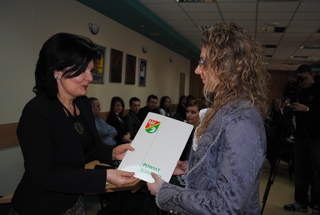 Stypendia dla najlepszych uczniów wręczała Małgorzata Waszak, starosta koniński.
