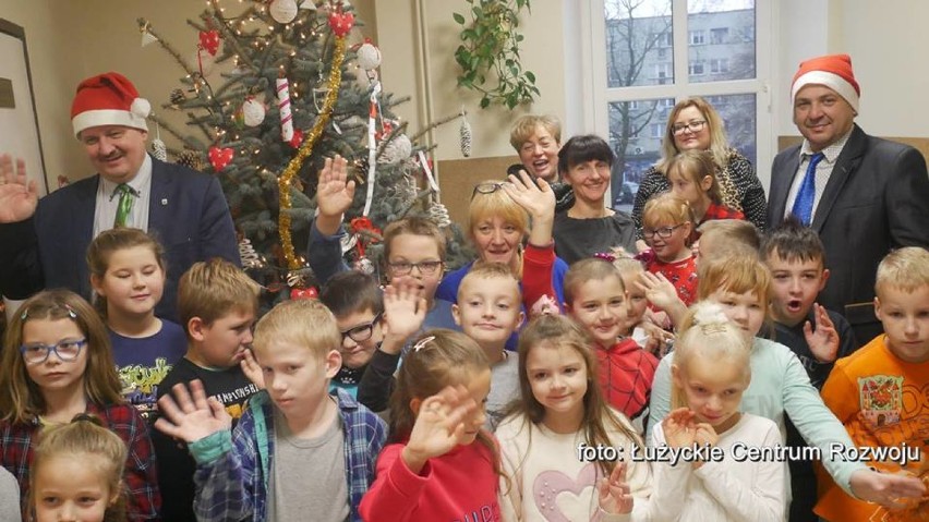 Dzieci wraz z burmistrzem przystroiły choinkę w Urzędzie Miasta Lubań 