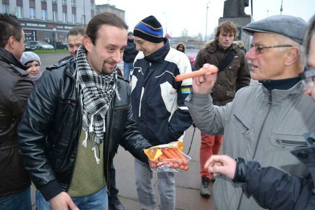 Rzeźnia Miejska w Chorzowie  świętowała dziś urodziny. Tradycyjnie przez dawnym zakładem odbył się heppenig. Dla uczestników był poczęstunek w postaci parówek