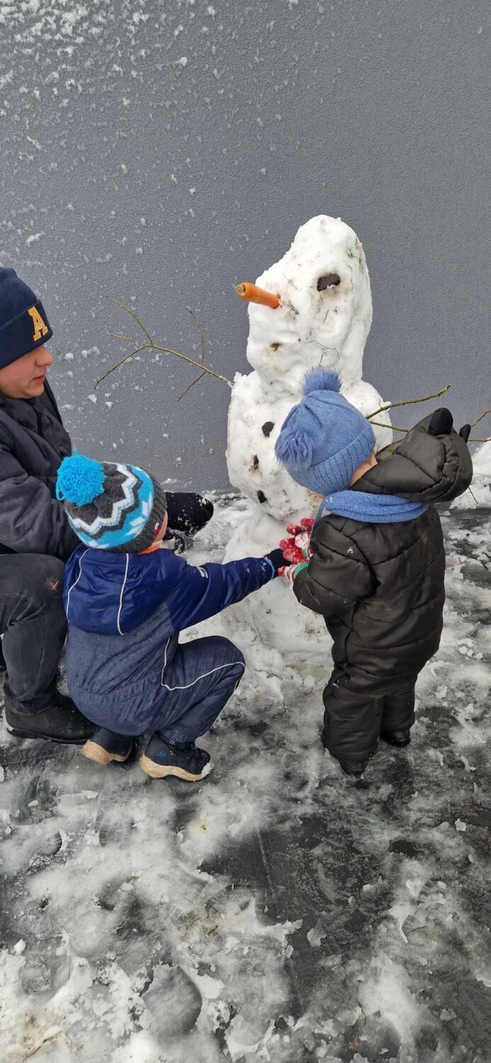  Kamila i Emil wykorzystali śnieg na zabawę dla swoich dzieci