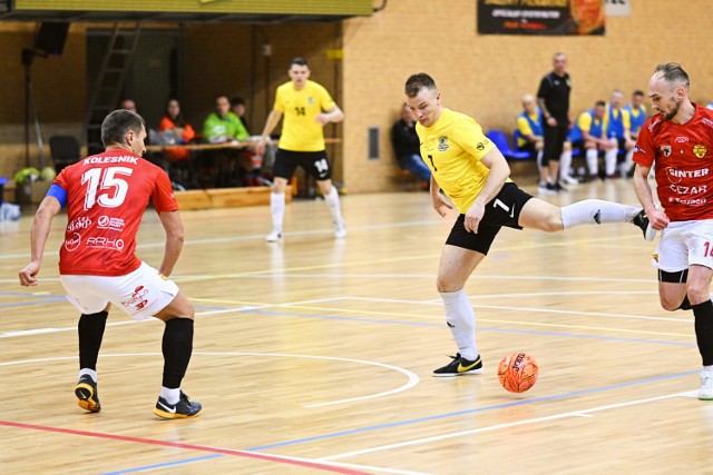 Futsal Świecie (żółte koszulki) pokonał Red Devils Chojnice i awansował do 1/8 finału Pucharu Polski