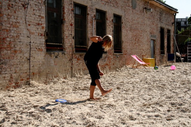 Ta zawodniczka dziś, w niedzielę, zagra w siatkówkę plażową. Wczoraj kopytkując, sprawdzała nawierzchnię. Jest w porządku.