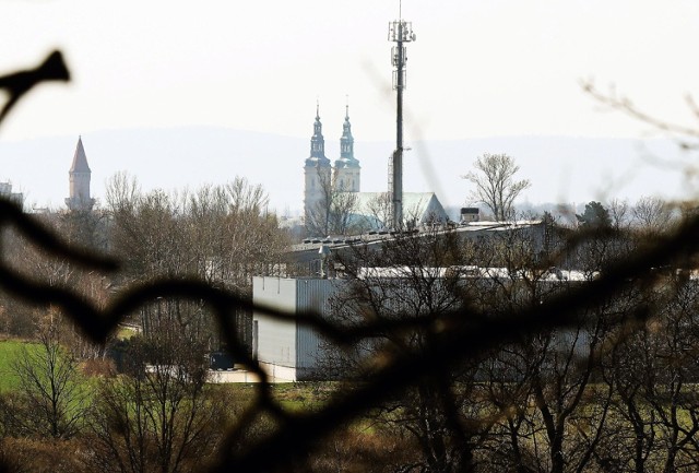 Tak wygląda Legnica widziana z wysokości ulicy Rzeszotarskiej.