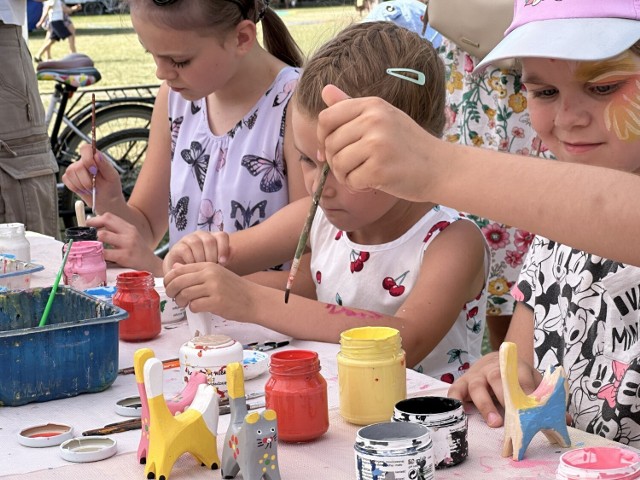 W miasteczku festiwalowym czekało na odwiedzających bardzo wiele atrakcji. Można było zaopatrzyć się w różne wiktuały na jarmarku produktów regionalnych. Przede wszystkim jednak pomyślano o dzieciach. Poza dmuchańcami były warsztaty np. rękodzielnicze z rzeźby, koronki czy tworzenia kwiatów. Na scenie prowadzono animacje i konkursy dla dzieci