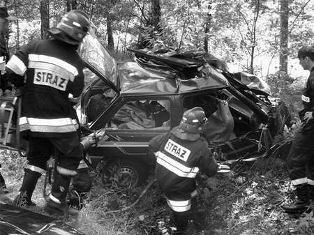 Opel został zmiażdżony, strażacy musieli go rozcinać. Foto: ŻANETA GAJDA