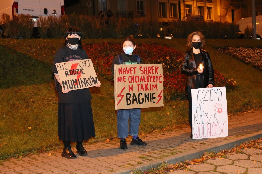 Strajk kobiet w Łomży. Mieszkańcy nie rezygnują z czarnych spacerów  [30.10.2020]