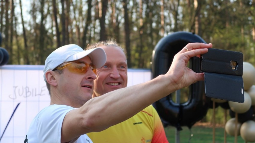 Leszno. Bieg 50/50, czyli wyjątkowe urodziny Leszka Kozłowskiego i Mariusza Błachowiaka! Zaprosili gości do Karczmy Borowej