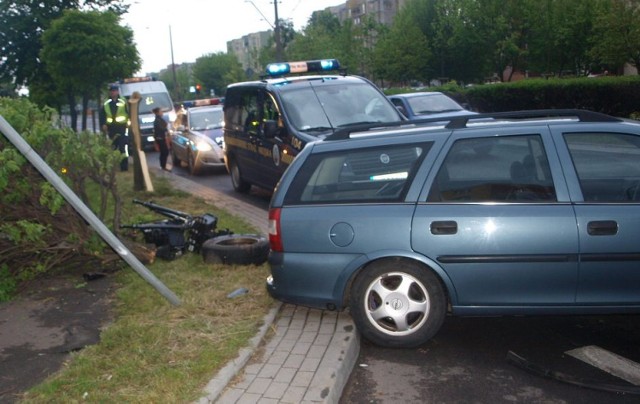 Toruń: Pijany 23-latek wjechał w fotoradar Straży Miejskiej [ZDJĘCIA]