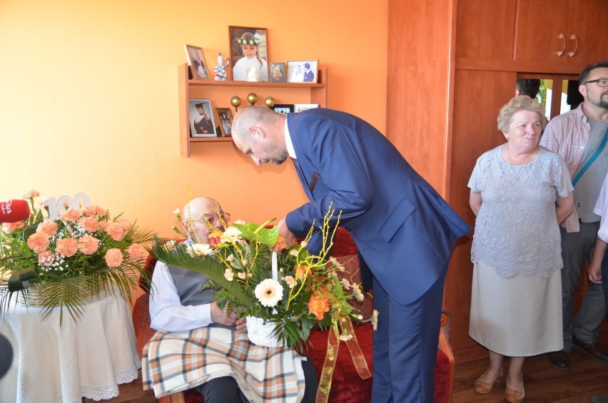 100-letni bagaż doświadczeń ma Feliks Zalaszewski. Z życzeniami u jubilata był prezydent Gniezna